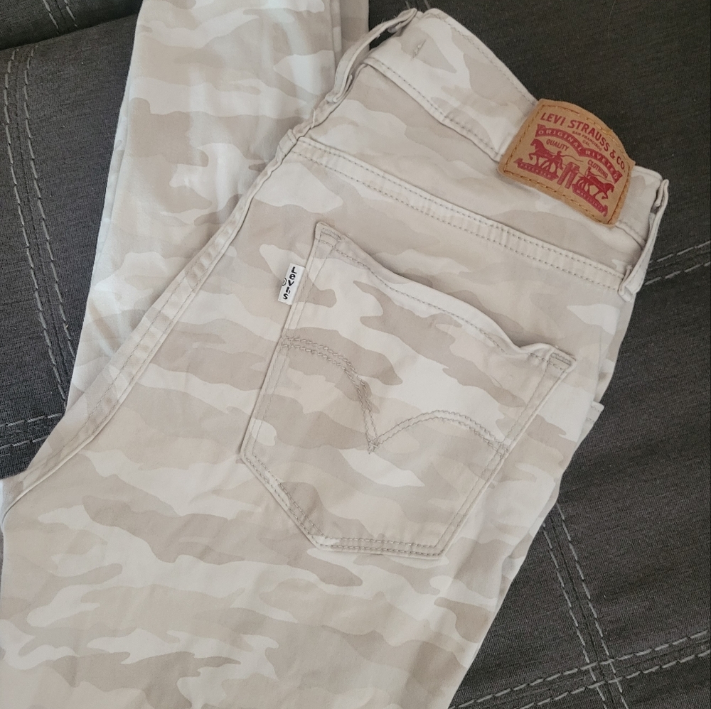Levi's 720 High rise super skinny crop size 27